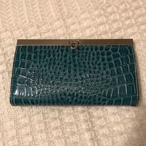 🌟4 for $20 
blue green faux crocodile clutch